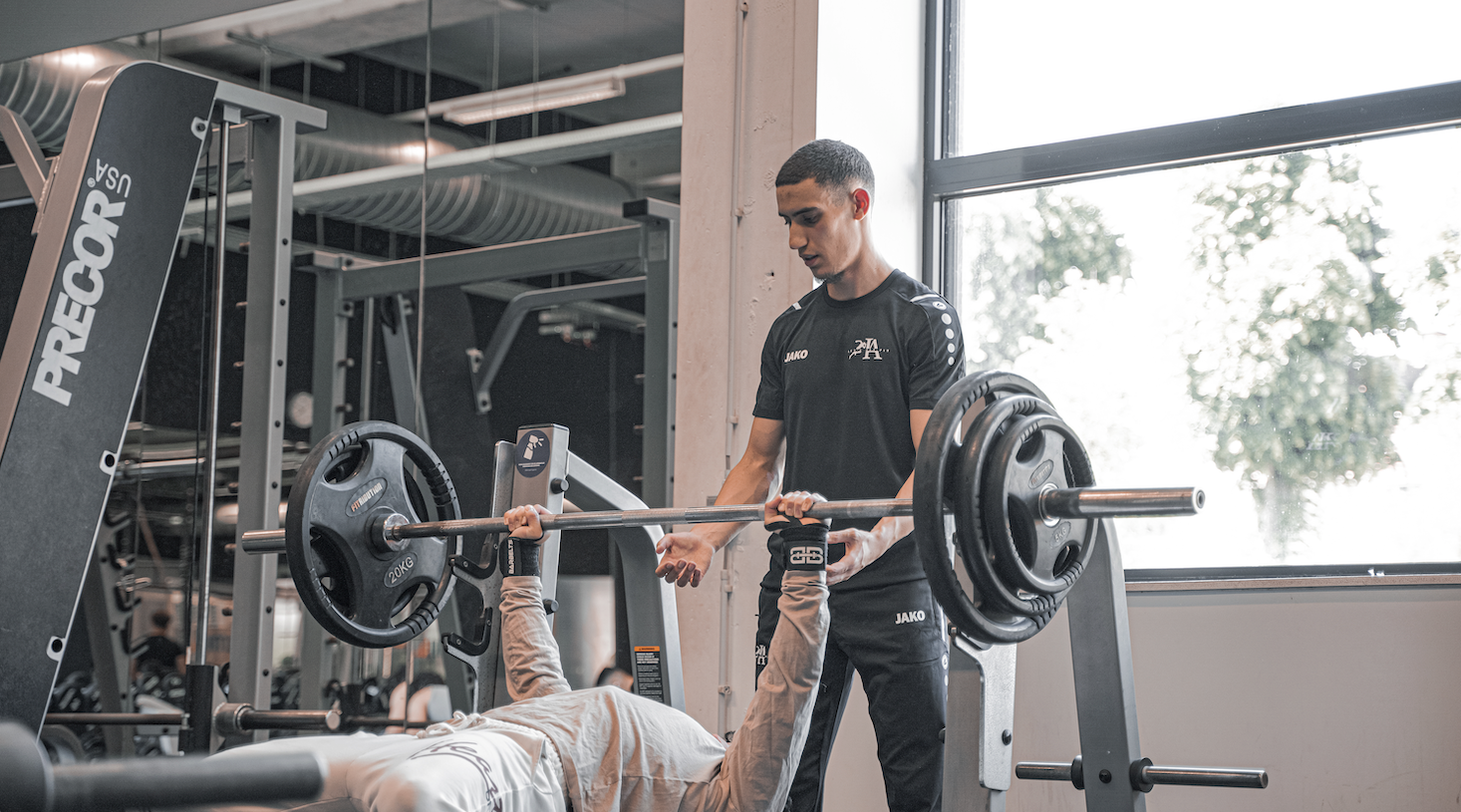 Personal Trainer bench press